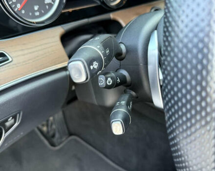 Черный Мерседес Е-Класс, объемом двигателя 2 л и пробегом 145 тыс. км за 28500 $, фото 11 на Automoto.ua