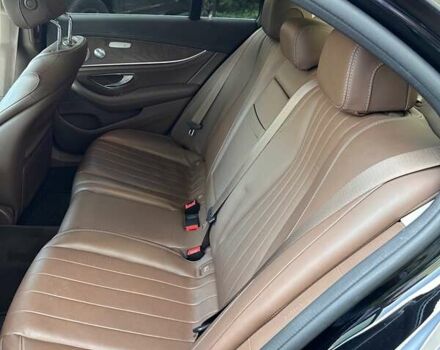 Черный Мерседес Е-Класс, объемом двигателя 1.95 л и пробегом 255 тыс. км за 32721 $, фото 4 на Automoto.ua