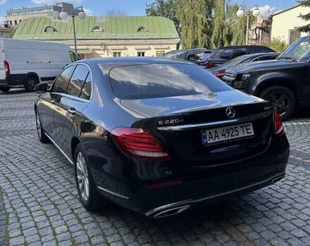 Черный Мерседес Е-Класс, объемом двигателя 1.95 л и пробегом 255 тыс. км за 32721 $, фото 3 на Automoto.ua
