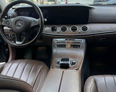 Черный Мерседес Е-Класс, объемом двигателя 1.95 л и пробегом 255 тыс. км за 32721 $, фото 9 на Automoto.ua