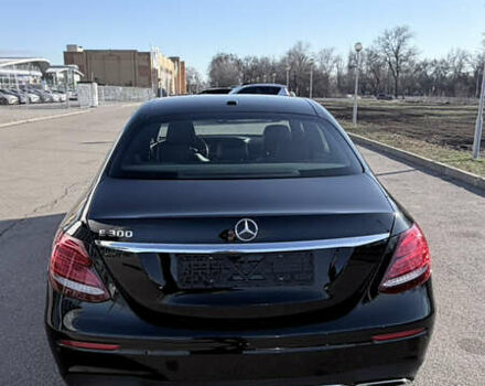 Черный Мерседес Е-Класс, объемом двигателя 1.99 л и пробегом 27 тыс. км за 33000 $, фото 3 на Automoto.ua