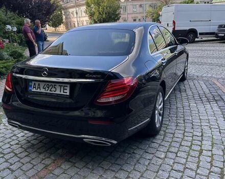 Черный Мерседес Е-Класс, объемом двигателя 1.95 л и пробегом 255 тыс. км за 32721 $, фото 2 на Automoto.ua