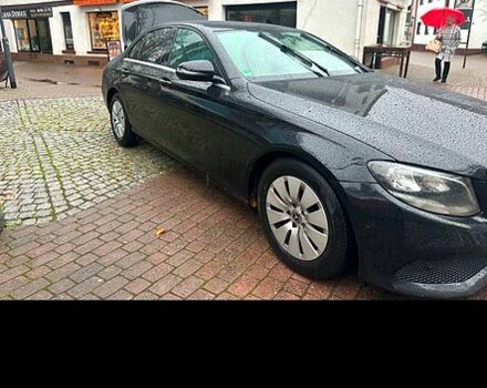 Чорний Мерседес Е-Клас, об'ємом двигуна 2 л та пробігом 350 тис. км за 27000 $, фото 1 на Automoto.ua