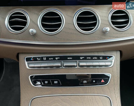 Черный Мерседес Е-Класс, объемом двигателя 2 л и пробегом 71 тыс. км за 53700 $, фото 49 на Automoto.ua