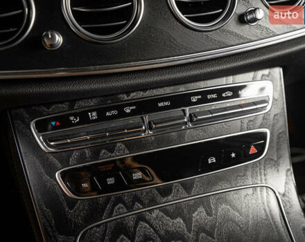 Чорний Мерседес Е-Клас, об'ємом двигуна 1.99 л та пробігом 31 тис. км за 51500 $, фото 34 на Automoto.ua