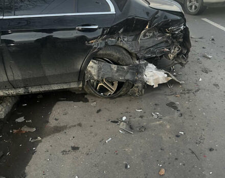 Чорний Мерседес Е-Клас, об'ємом двигуна 1.99 л та пробігом 32 тис. км за 39704 $, фото 1 на Automoto.ua