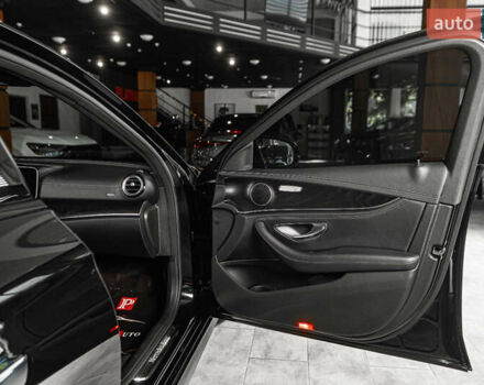 Чорний Мерседес Е-Клас, об'ємом двигуна 1.99 л та пробігом 31 тис. км за 51500 $, фото 16 на Automoto.ua
