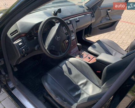 Черный Мерседес Е-Класс, объемом двигателя 2.7 л и пробегом 400 тыс. км за 4100 $, фото 7 на Automoto.ua