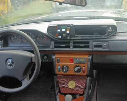 Черный Мерседес Е-Класс, объемом двигателя 2.3 л и пробегом 170 тыс. км за 1000 $, фото 13 на Automoto.ua