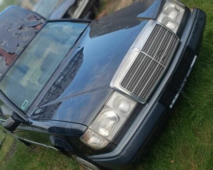 Черный Мерседес Е-Класс, объемом двигателя 2.3 л и пробегом 170 тыс. км за 1000 $, фото 8 на Automoto.ua