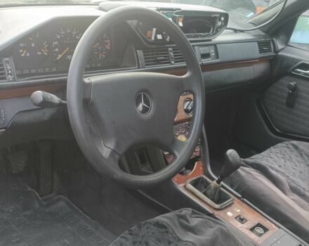 Черный Мерседес Е-Класс, объемом двигателя 2.3 л и пробегом 170 тыс. км за 1000 $, фото 3 на Automoto.ua