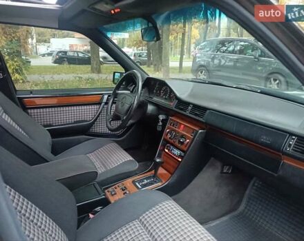 Черный Мерседес Е-Класс, объемом двигателя 2.8 л и пробегом 270 тыс. км за 4000 $, фото 13 на Automoto.ua