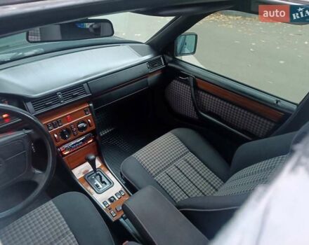 Черный Мерседес Е-Класс, объемом двигателя 2.8 л и пробегом 270 тыс. км за 4000 $, фото 9 на Automoto.ua
