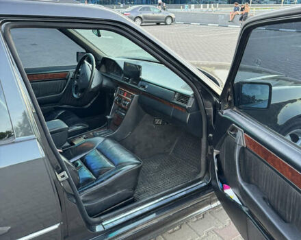 Черный Мерседес Е-Класс, объемом двигателя 2.8 л и пробегом 620 тыс. км за 4300 $, фото 3 на Automoto.ua