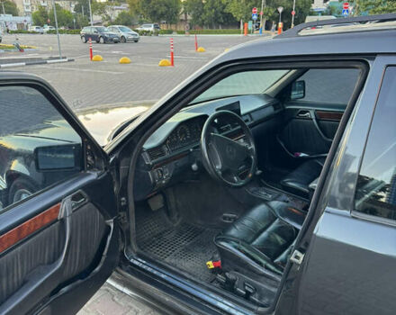 Черный Мерседес Е-Класс, объемом двигателя 2.8 л и пробегом 620 тыс. км за 4300 $, фото 9 на Automoto.ua