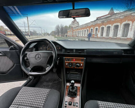 Черный Мерседес Е-Класс, объемом двигателя 2.2 л и пробегом 251 тыс. км за 7500 $, фото 17 на Automoto.ua