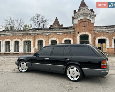 Черный Мерседес Е-Класс, объемом двигателя 2.2 л и пробегом 251 тыс. км за 7500 $, фото 4 на Automoto.ua