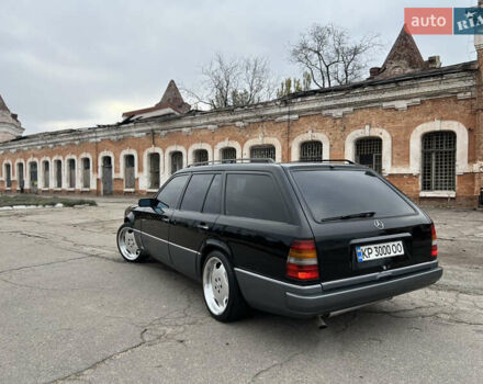 Черный Мерседес Е-Класс, объемом двигателя 2.2 л и пробегом 251 тыс. км за 7500 $, фото 5 на Automoto.ua