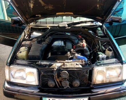 Черный Мерседес Е-Класс, объемом двигателя 2.8 л и пробегом 250 тыс. км за 3000 $, фото 4 на Automoto.ua