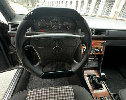 Черный Мерседес Е-Класс, объемом двигателя 2.2 л и пробегом 251 тыс. км за 7500 $, фото 18 на Automoto.ua