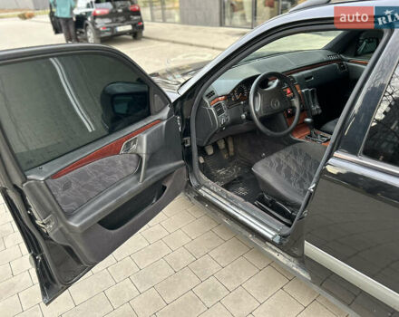 Мерседес Е-Класс 1998 в Чопе на Automoto.ua Черный Мерседес Е-Класс, объемом двигателя 2.4 л и пробегом 300 тыс. км за 3500 $, фото 7 на Automoto.ua