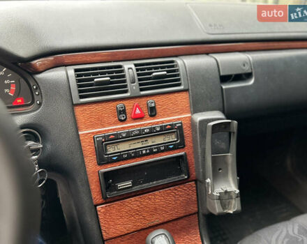 Мерседес Е-Класс 1998 в Чопе на Automoto.ua Черный Мерседес Е-Класс, объемом двигателя 2.4 л и пробегом 300 тыс. км за 3500 $, фото 9 на Automoto.ua