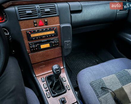 Мерседес Е-Класс 1998 в Чопе на Automoto.ua Черный Мерседес Е-Класс, объемом двигателя 2.4 л и пробегом 300 тыс. км за 3500 $, фото 27 на Automoto.ua