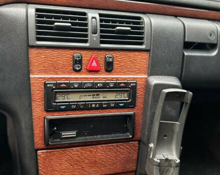 Мерседес Е-Класс 1998 в Чопе на Automoto.ua Черный Мерседес Е-Класс, объемом двигателя 2.4 л и пробегом 300 тыс. км за 3500 $, фото 10 на Automoto.ua
