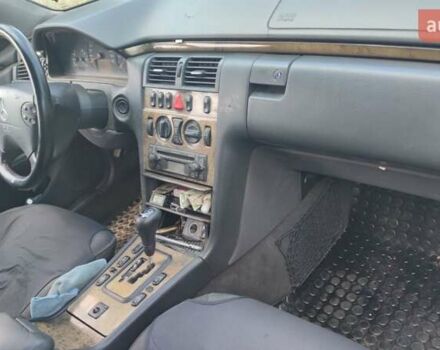 Мерседес Е-Класс 2000 в Броварах на Automoto.ua Черный Мерседес Е-Класс, объемом двигателя 2.2 л и пробегом 350 тыс. км за 2200 $, фото 3 на Automoto.ua