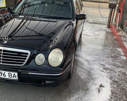 Чорний Мерседес Е-Клас, об'ємом двигуна 3.2 л та пробігом 464 тис. км за 3999 $, фото 4 на Automoto.ua