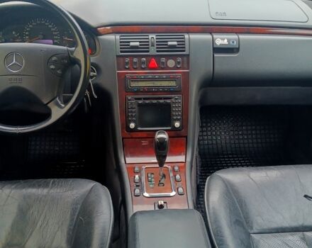 Черный Мерседес Е-Класс, объемом двигателя 3.2 л и пробегом 399 тыс. км за 2400 $, фото 3 на Automoto.ua