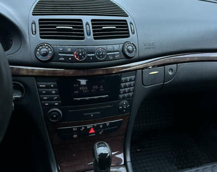 Черный Мерседес Е-Класс, объемом двигателя 2.2 л и пробегом 330 тыс. км за 5200 $, фото 11 на Automoto.ua