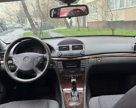 Черный Мерседес Е-Класс, объемом двигателя 2.2 л и пробегом 330 тыс. км за 5200 $, фото 16 на Automoto.ua