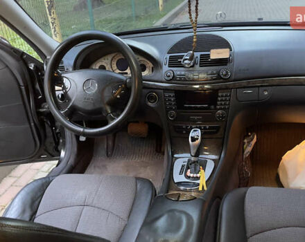 Черный Мерседес Е-Класс, объемом двигателя 2.6 л и пробегом 247 тыс. км за 5800 $, фото 5 на Automoto.ua