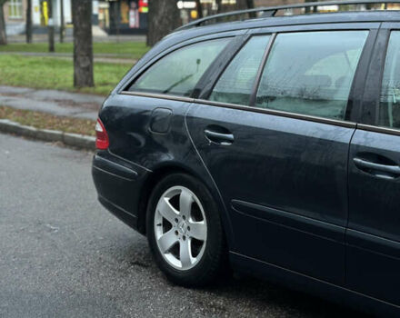 Черный Мерседес Е-Класс, объемом двигателя 2.2 л и пробегом 330 тыс. км за 5200 $, фото 6 на Automoto.ua