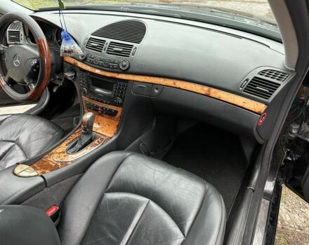 Черный Мерседес Е-Класс, объемом двигателя 3.2 л и пробегом 280 тыс. км за 3600 $, фото 6 на Automoto.ua