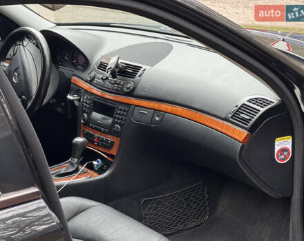 Черный Мерседес Е-Класс, объемом двигателя 2.99 л и пробегом 430 тыс. км за 8400 $, фото 12 на Automoto.ua