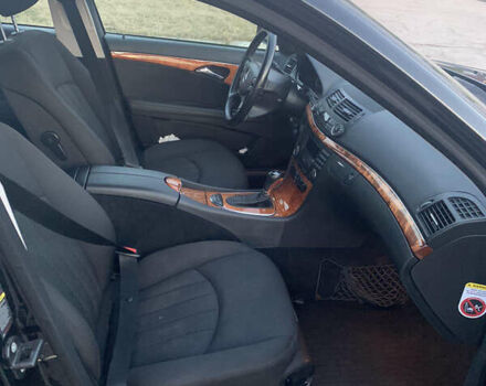 Черный Мерседес Е-Класс, объемом двигателя 1.8 л и пробегом 190 тыс. км за 8800 $, фото 5 на Automoto.ua