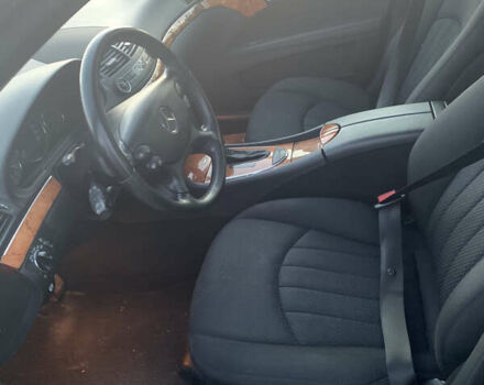 Черный Мерседес Е-Класс, объемом двигателя 1.8 л и пробегом 190 тыс. км за 8800 $, фото 4 на Automoto.ua