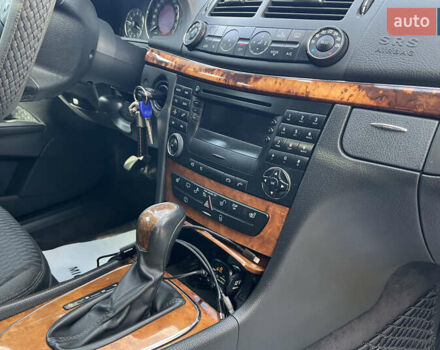 Черный Мерседес Е-Класс, объемом двигателя 2.99 л и пробегом 287 тыс. км за 8900 $, фото 21 на Automoto.ua