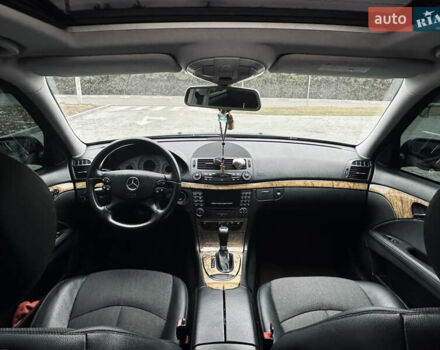 Черный Мерседес Е-Класс, объемом двигателя 2.2 л и пробегом 320 тыс. км за 8349 $, фото 33 на Automoto.ua