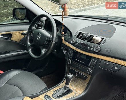 Черный Мерседес Е-Класс, объемом двигателя 2.2 л и пробегом 320 тыс. км за 8349 $, фото 45 на Automoto.ua
