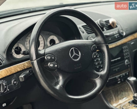 Черный Мерседес Е-Класс, объемом двигателя 2.2 л и пробегом 320 тыс. км за 8349 $, фото 36 на Automoto.ua