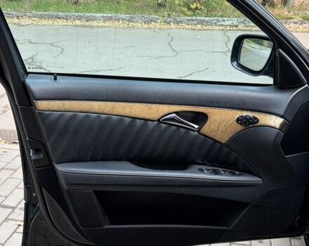 Черный Мерседес Е-Класс, объемом двигателя 3 л и пробегом 300 тыс. км за 4900 $, фото 12 на Automoto.ua