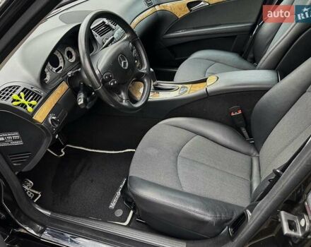 Черный Мерседес Е-Класс, объемом двигателя 2.2 л и пробегом 258 тыс. км за 11500 $, фото 34 на Automoto.ua