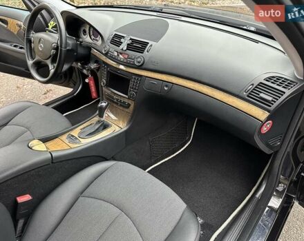 Черный Мерседес Е-Класс, объемом двигателя 2.2 л и пробегом 258 тыс. км за 11500 $, фото 57 на Automoto.ua