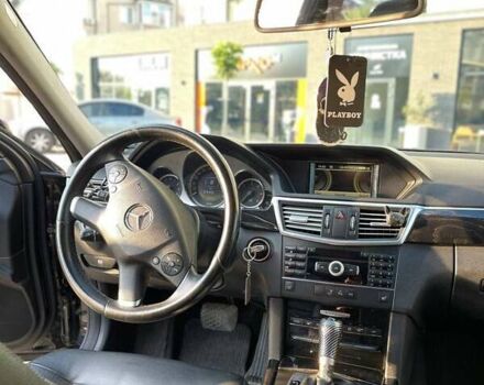 Черный Мерседес Е-Класс, объемом двигателя 2.14 л и пробегом 304 тыс. км за 11000 $, фото 3 на Automoto.ua