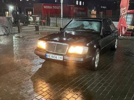 Черный Мерседес Е-Класс, объемом двигателя 2.3 л и пробегом 250 тыс. км за 2300 $, фото 1 на Automoto.ua