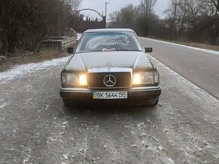 Чорний Мерседес Е-Клас, об'ємом двигуна 2 л та пробігом 333 тис. км за 950 $, фото 1 на Automoto.ua