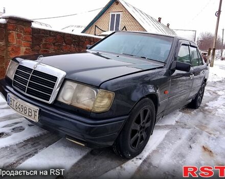 Черный Мерседес Е-Класс, объемом двигателя 2.6 л и пробегом 300 тыс. км за 2550 $, фото 1 на Automoto.ua